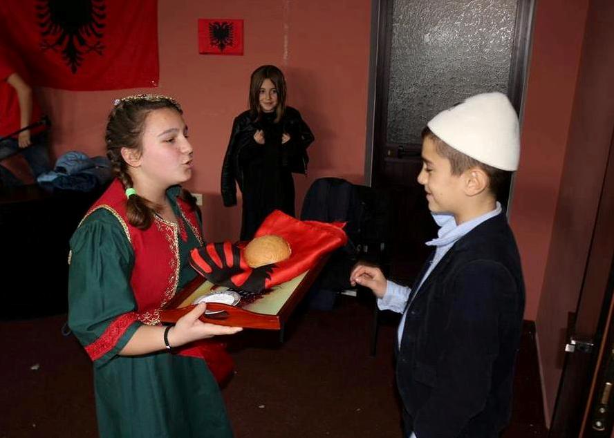 Shkolla 9 vjecare “Katundi i Ri” Tiranë feston “Festën e Flamurit”